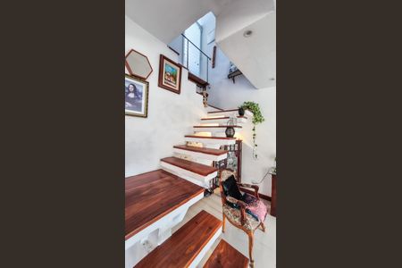 Casa à venda com 226m², 4 quartos e 2 vagasAcesso ao Segundo andar Suítes 