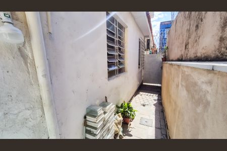 Casa à venda com 226m², 4 quartos e 2 vagasCorredor lateral da Casa 