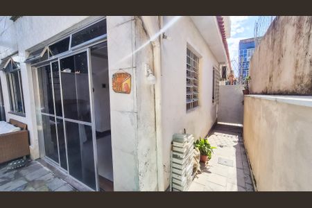 Casa à venda com 226m², 4 quartos e 2 vagasCorredor lateral da Casa 