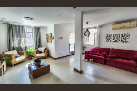 Casa à venda com 226m², 4 quartos e 2 vagassala