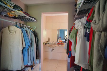 Casa à venda com 100m², 3 quartos e 2 vagasCloset da suíte