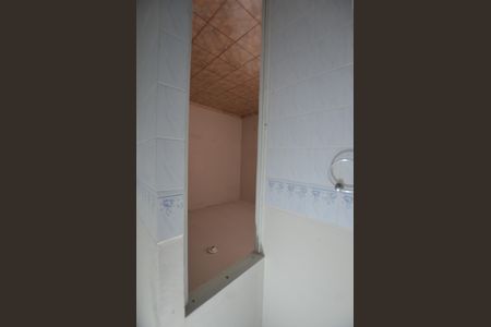 Banheiro de kitnet/studio para alugar com 1 quarto, 15m² em Bento Ribeiro, Rio de Janeiro