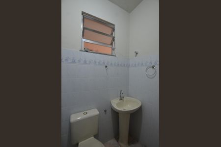 Banheiro de kitnet/studio para alugar com 1 quarto, 15m² em Bento Ribeiro, Rio de Janeiro