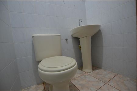 Banheiro de kitnet/studio para alugar com 1 quarto, 15m² em Bento Ribeiro, Rio de Janeiro