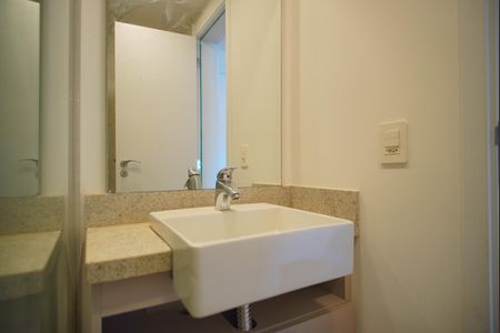 Banheiro de kitnet/studio à venda com 1 quarto, 25m² em Boa Vista, Porto Alegre