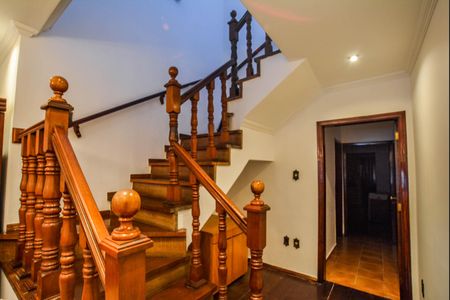 Casa à venda com 135m², 3 quartos e 2 vagas Casa à venda com 135m², 3 quartos e 2 vagasEscada