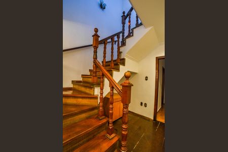 Casa à venda com 135m², 3 quartos e 2 vagas Casa à venda com 135m², 3 quartos e 2 vagasEscada
