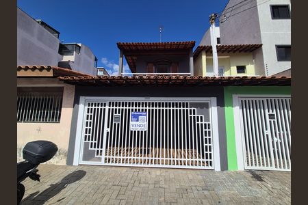 Casa à venda com 135m², 3 quartos e 2 vagas Casa à venda com 135m², 3 quartos e 2 vagasFachada