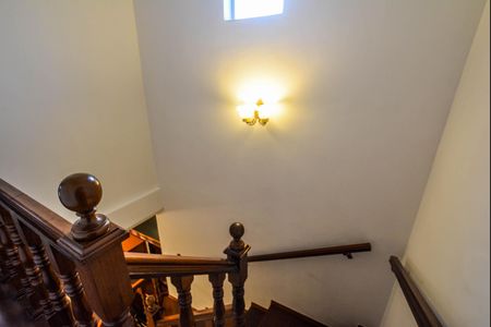 Casa à venda com 135m², 3 quartos e 2 vagas Casa à venda com 135m², 3 quartos e 2 vagasEscada
