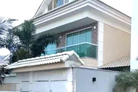 Casa à venda com 240m², 4 quartos e 2 vagas