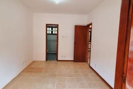 Casa à venda com 4 quartos, 105m² em Baldeador, Niterói