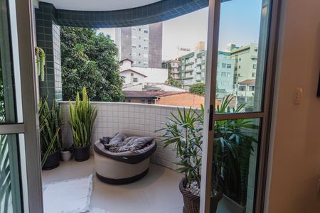 Apartamento à venda com 153m², 4 quartos e 3 vagasVaranda