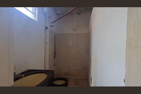 Casa para alugar com 200m², 4 quartos e 2 vagasBanheiro da edícula 