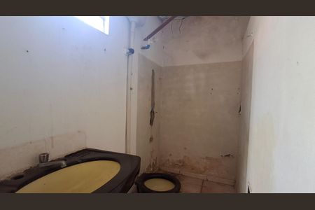 Casa para alugar com 200m², 4 quartos e 2 vagasBanheiro da edícula 