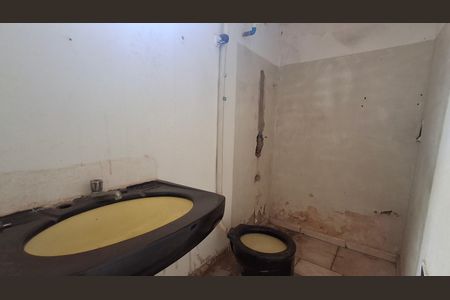 Casa para alugar com 200m², 4 quartos e 2 vagasBanheiro da edícula 