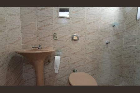 Casa para alugar com 200m², 4 quartos e 2 vagasBanheiro da suíte térrea 