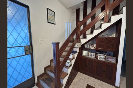 Casa de condomínio à venda com 150m², 3 quartos e 1 vagaEscada