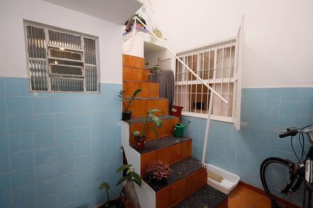 Casa à venda com 205m², 3 quartos e 2 vagas Casa à venda com 205m², 3 quartos e 2 vagasEscada