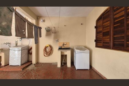 Casa à venda com 275m², 5 quartos e 3 vagasArea de serviço