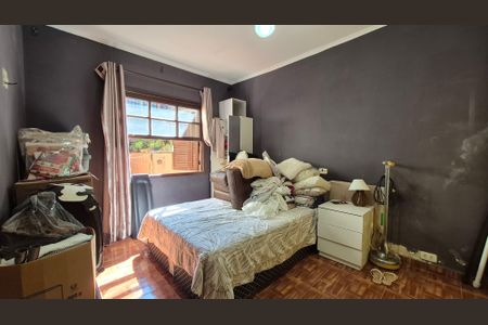 Casa à venda com 275m², 5 quartos e 3 vagasQuarto - Fundos