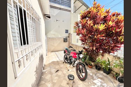 Garagem de casa à venda com 6 quartos, 234m² em Vila Romero, São Paulo