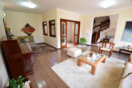 Casa de condomínio à venda com 381m², 4 quartos e 4 vagasSala