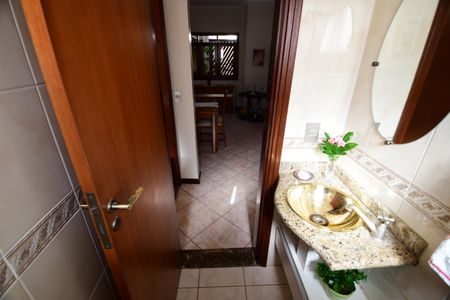 Casa de condomínio à venda com 381m², 4 quartos e 4 vagasLavabo