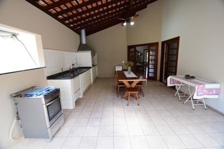 Casa de condomínio à venda com 381m², 4 quartos e 4 vagasVaranda gourmet