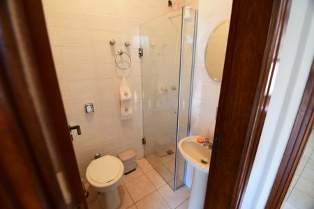 Casa de condomínio à venda com 381m², 4 quartos e 4 vagasBanheiro de serviço