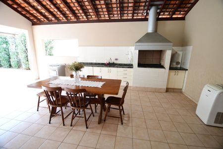 Casa de condomínio à venda com 381m², 4 quartos e 4 vagasVaranda gourmet