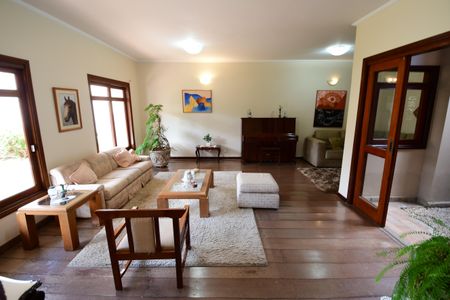 Casa de condomínio à venda com 381m², 4 quartos e 4 vagasSala