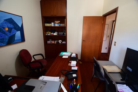 Casa de condomínio à venda com 381m², 4 quartos e 4 vagasEscritório