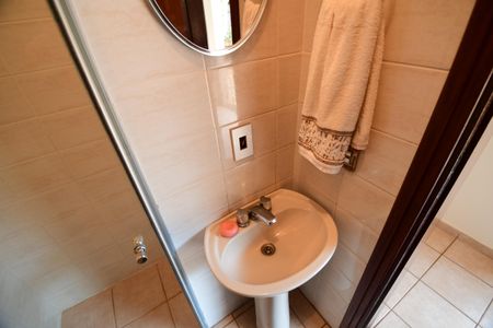 Casa de condomínio à venda com 381m², 4 quartos e 4 vagasBanheiro de serviço