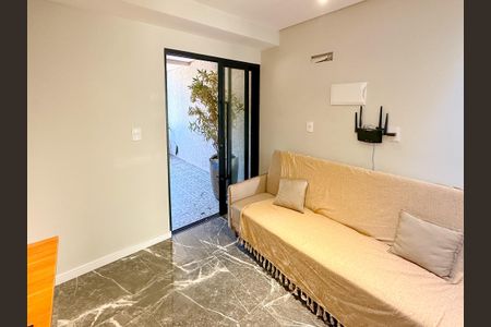 Sala de TV de apartamento para alugar com 1 quarto, 30m² em São João do Rio Vermelho, Florianópolis