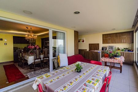 Apartamento à venda com 190m², 4 quartos e 3 vagas Apartamento à venda com 190m², 4 quartos e 3 vagasVaranda