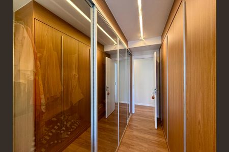 Apartamento à venda com 136m², 3 quartos e 2 vagasCloset Suíte 2