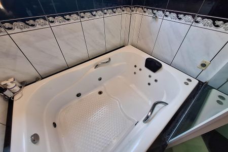 Casa de condomínio à venda com 303m², 3 quartos e 3 vagasBanheiro da Suíte 2