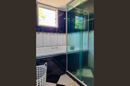 Casa de condomínio à venda com 303m², 3 quartos e 3 vagasBanheiro da Suíte 2