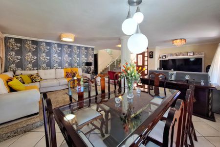 Casa de condomínio à venda com 303m², 3 quartos e 3 vagasSala