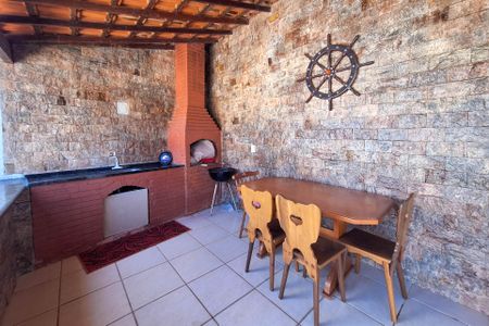 Casa de condomínio à venda com 303m², 3 quartos e 3 vagasQuintal