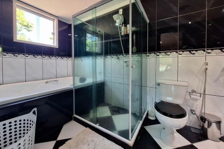 Casa de condomínio à venda com 303m², 3 quartos e 3 vagasBanheiro da Suíte 2