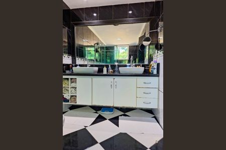 Casa de condomínio à venda com 303m², 3 quartos e 3 vagasBanheiro da Suíte 2