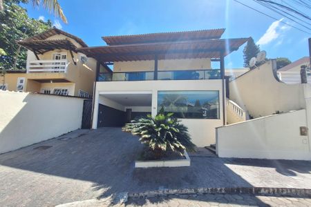 Casa de condomínio à venda com 303m², 3 quartos e 3 vagasFachada