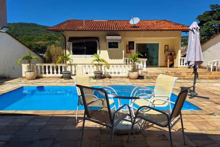 Casa de condomínio à venda com 303m², 3 quartos e 3 vagasQuintal