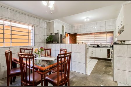 Casa à venda com 200m², 4 quartos e 2 vagasCozinh 