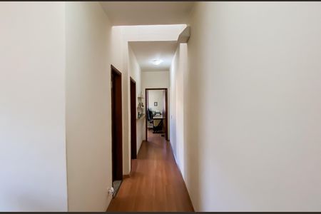 Casa à venda com 200m², 4 quartos e 2 vagasCorredor 