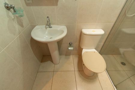 Casa de condomínio para alugar com 349m², 4 quartos e 4 vagas Casa de condomínio para alugar com 349m², 4 quartos e 4 vagasBanheiro Social 1