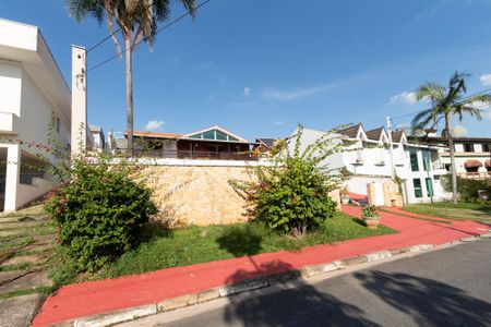 Casa de condomínio para alugar com 349m², 4 quartos e 4 vagas Casa de condomínio para alugar com 349m², 4 quartos e 4 vagasFachada
