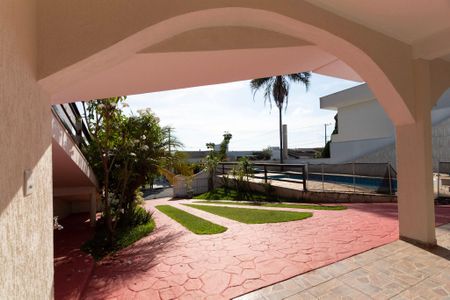 Casa de condomínio para alugar com 349m², 4 quartos e 4 vagas Casa de condomínio para alugar com 349m², 4 quartos e 4 vagasFrente