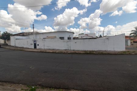 Casa à venda com 138m², 4 quartos e 4 vagas Casa à venda com 138m², 4 quartos e 4 vagasFACHADA